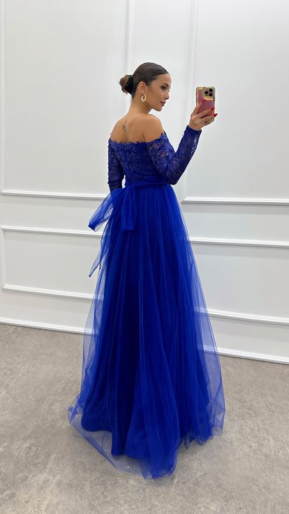 Saks-Tüllkleid mit Stickereidetail auf der Brust