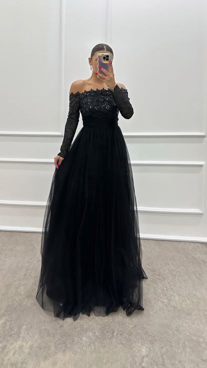 Schwarzes Tüllkleid mit Stickereidetail auf der Brust