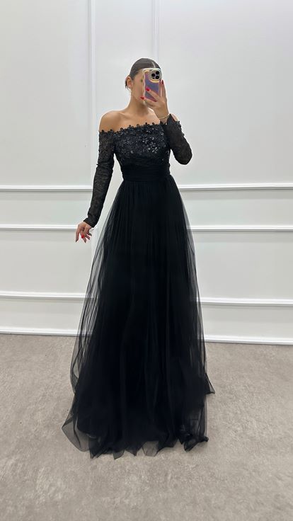 Schwarzes Tüllkleid mit Stickereidetail auf der Brust