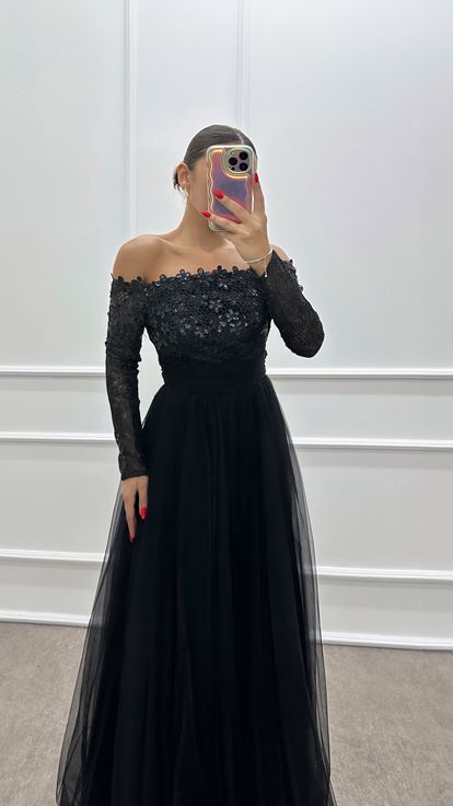 Schwarzes Tüllkleid mit Stickereidetail auf der Brust