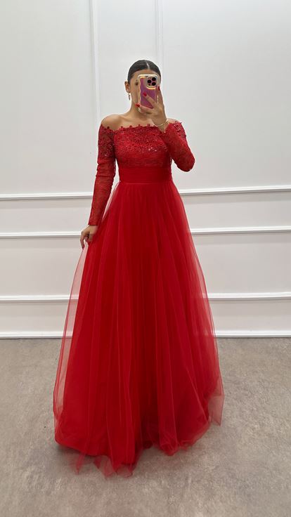 Rotes Tüllkleid mit Stickereidetail auf der Brust