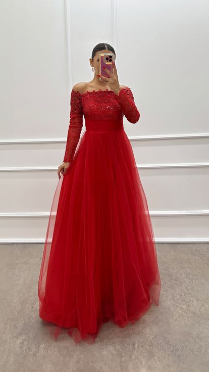 Rotes Tüllkleid mit Stickereidetail auf der Brust