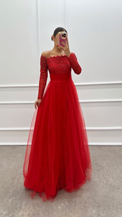 Rotes Tüllkleid mit Stickereidetail auf der Brust