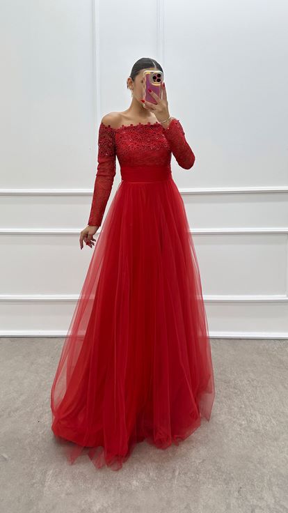 Rotes Tüllkleid mit Stickereidetail auf der Brust