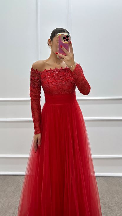 Rotes Tüllkleid mit Stickereidetail auf der Brust