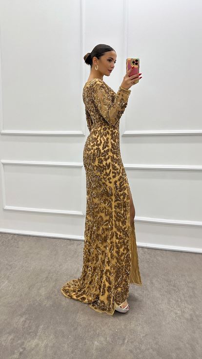 فستان سهرة مصمم مطرز يدويًا بفتحة رقبة على شكل حرف V باللون الذهبي