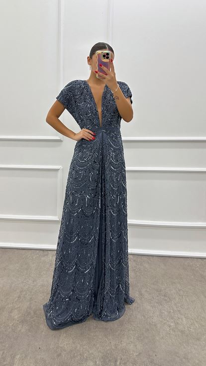 Vestido de noche de diseño con escote en V y bordado a mano en color antracita