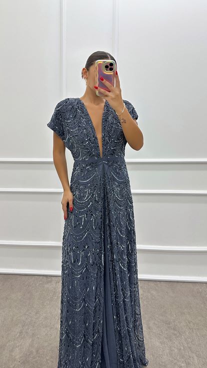 Vestido de noche de diseño con escote en V y bordado a mano en color antracita