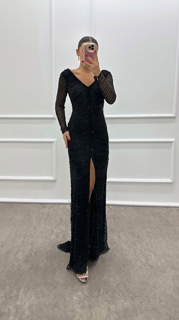 Vestido de noche con diseño bordado a mano y cuello en V negro