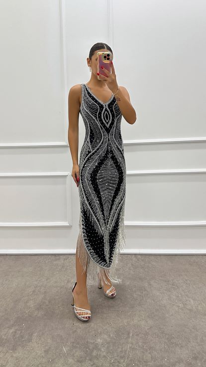 Vestido de noche de diseñador negro con escote en V y bordados a mano