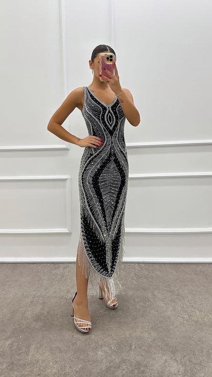 Vestido de noche de diseñador negro con escote en V y bordados a mano