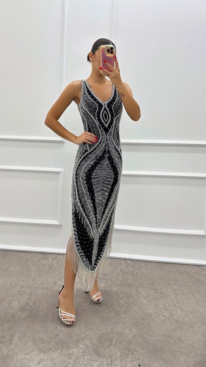 Vestido de noche de diseñador negro con escote en V y bordados a mano