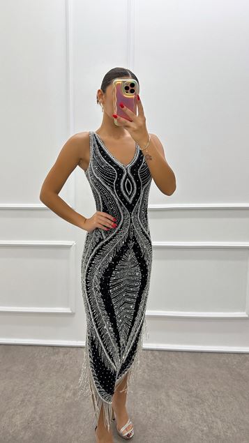 Vestido de noche con diseño bordado a mano y cuello en V negro