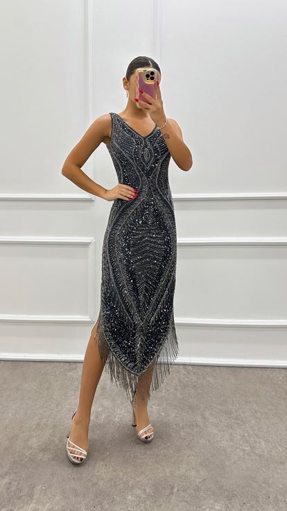 Vestido de noche de diseñador con escote en V y bordado a mano en color índigo