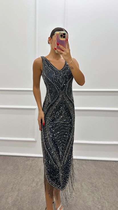 Vestido de noche de diseñador con escote en V y bordado a mano en color índigo