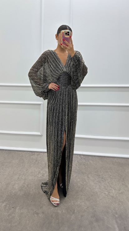 Vestido de noche de diseñador con mangas murciélago doradas y bordados a mano