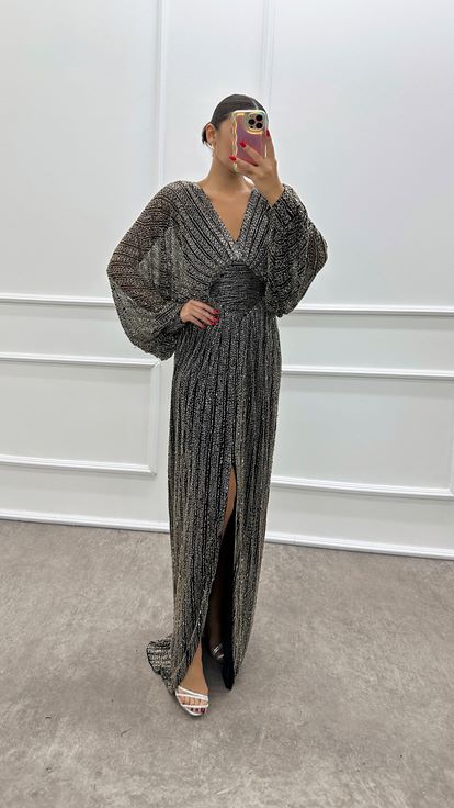 Vestido de noche de diseñador con mangas murciélago doradas y bordados a mano