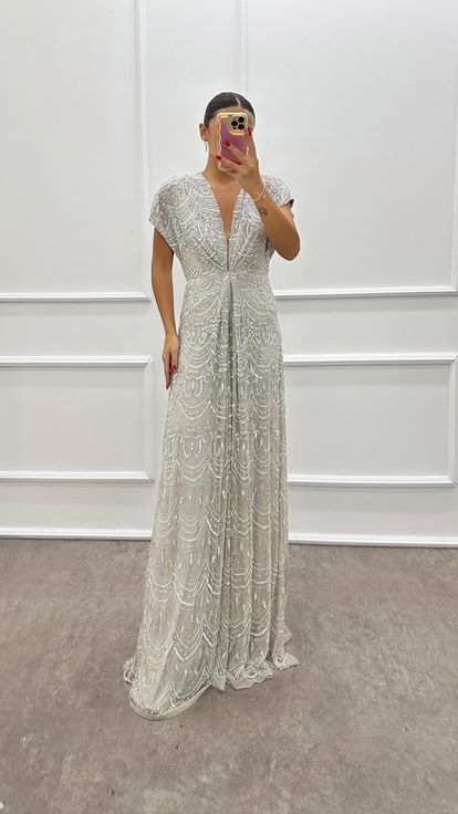 Robe de soirée argentée à col en V et design brodé à la main