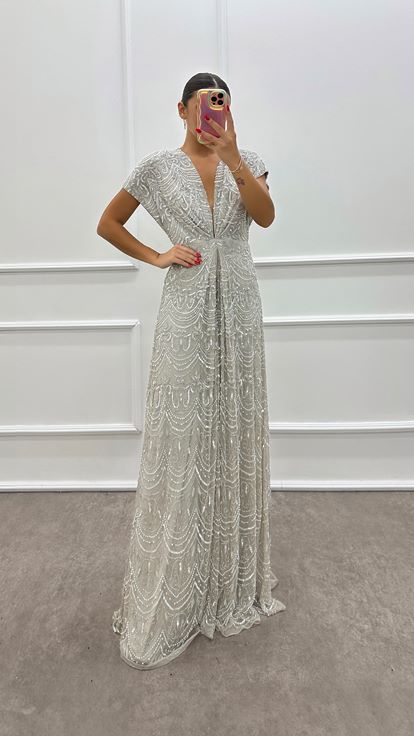 Robe de soirée argentée à col en V et design brodé à la main