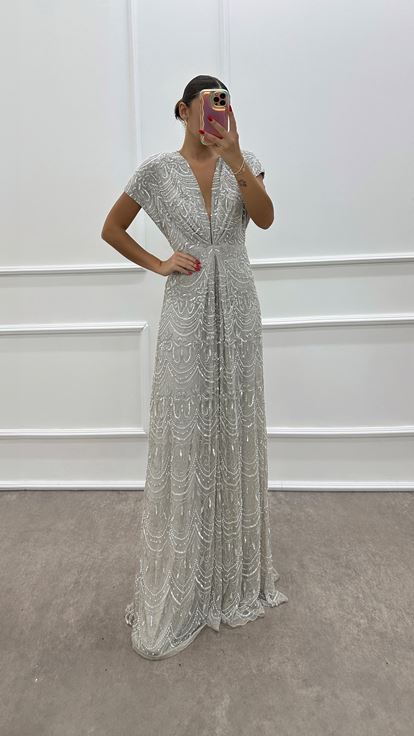 Robe de soirée argentée à col en V et design brodé à la main