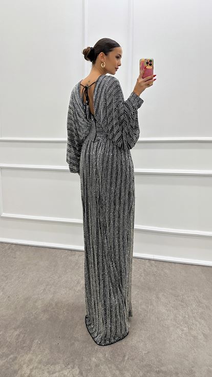 Abito da sera firmato con maniche a pipistrello argentate e ricami a mano 