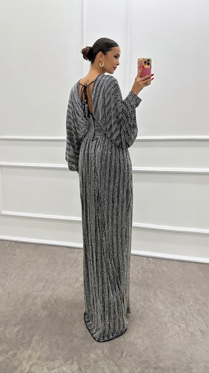 Abito da sera firmato con maniche a pipistrello argentate e ricami a mano 