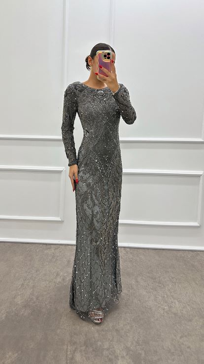 Abito da sera di design color antracite ricamato a mano