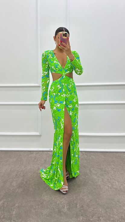 Vestido de noche con diseño bordado a mano y detalle de cintura verde