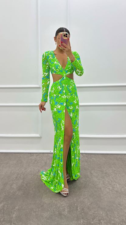 Vestido de noche con diseño bordado a mano y detalle de cintura verde
