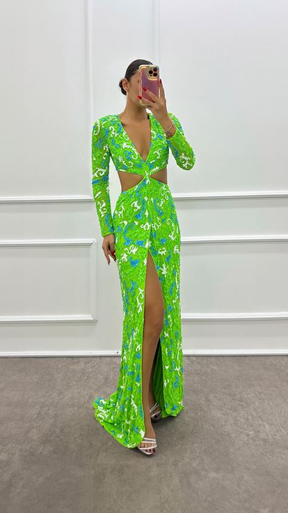 Vestido de noche con diseño bordado a mano y detalle de cintura verde