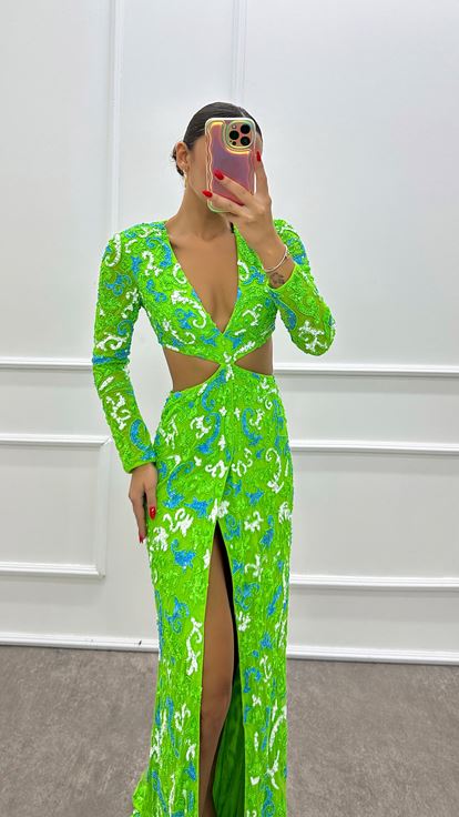 Vestido de noche con diseño bordado a mano y detalle de cintura verde