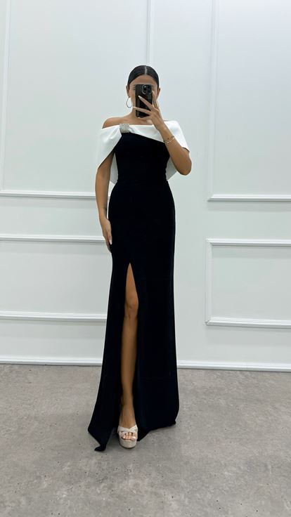 Robe noire avec broche et fente