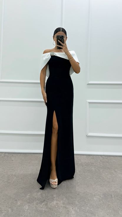 Robe noire avec broche et fente