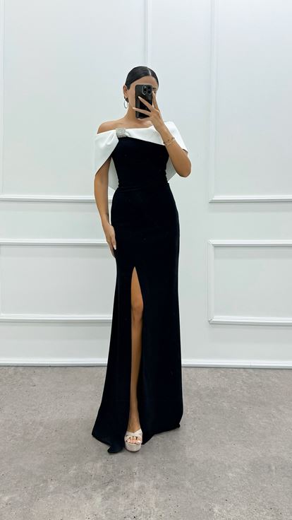 Robe noire avec broche et fente