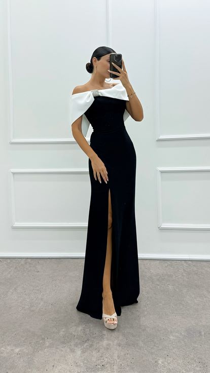 Robe noire avec broche et fente