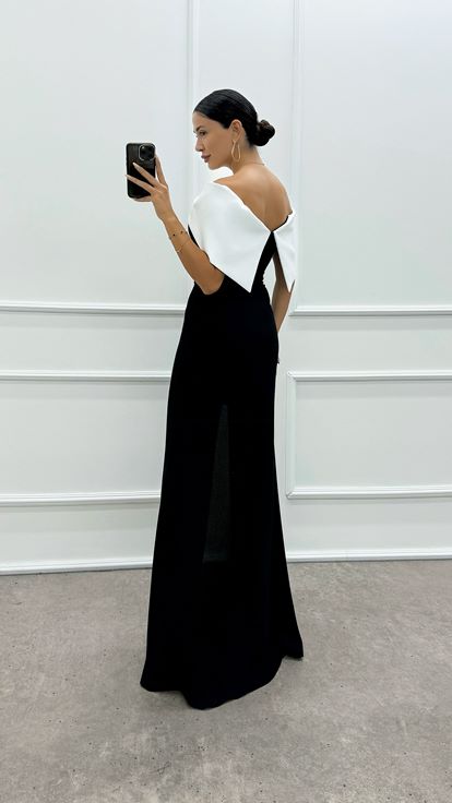 Robe noire avec broche et fente