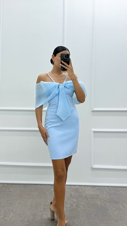 Robe courte bleu ciel à bretelles  ornée de strass sur le buste et d'un nœud 