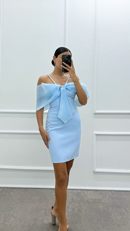 Robe courte bleu ciel à bretelles  ornée de strass sur le buste et d'un nœud 