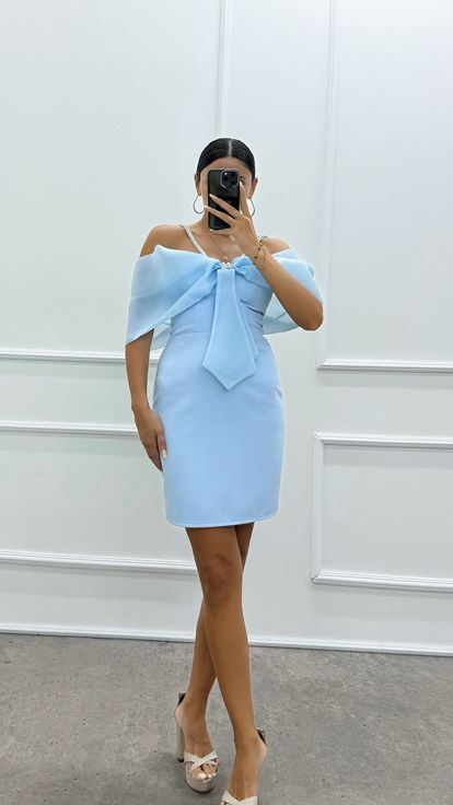 Robe courte bleu ciel à bretelles  ornée de strass sur le buste et d'un nœud 