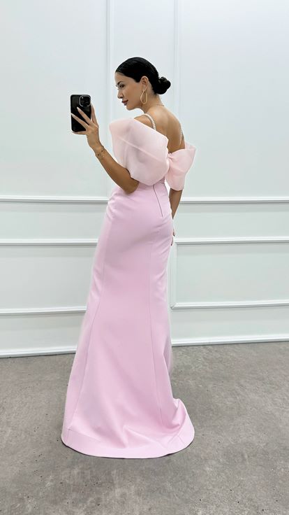 فستان وردي فاتح بحمالات مزين بأحجار الراين على الصدر وشكل فيونكة