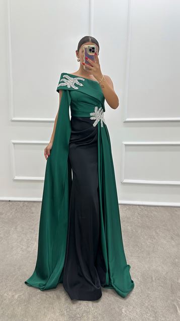 Robe de soirée en satin sans bretelles vert émeraude avec détails brodés