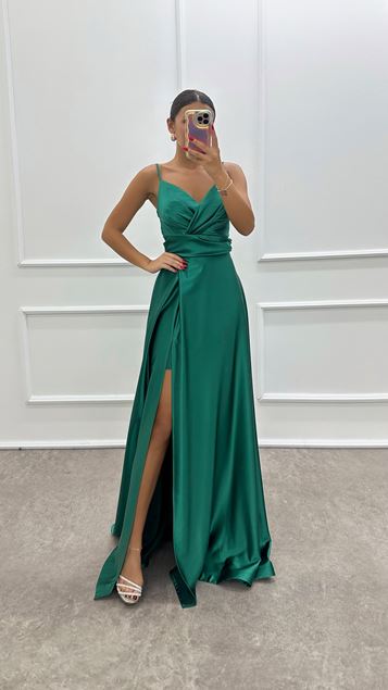 Vestido de noche de satén con diseño de correa de cuerda verde esmeralda