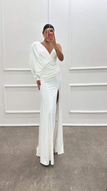 Weißes, einärmeliges Kleid mit Taillendetails