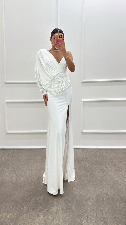 فستان أبيض بتصميم كم واحد وتفاصيل الخصر