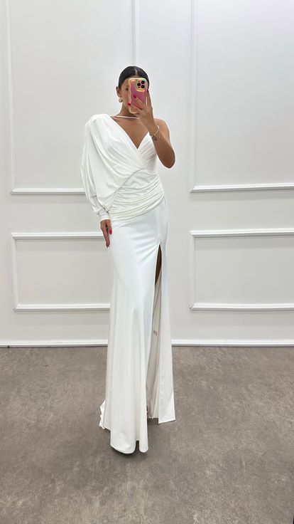 فستان أبيض بتصميم كم واحد وتفاصيل الخصر