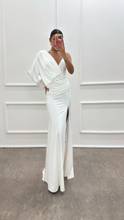 فستان أبيض بتصميم كم واحد وتفاصيل الخصر