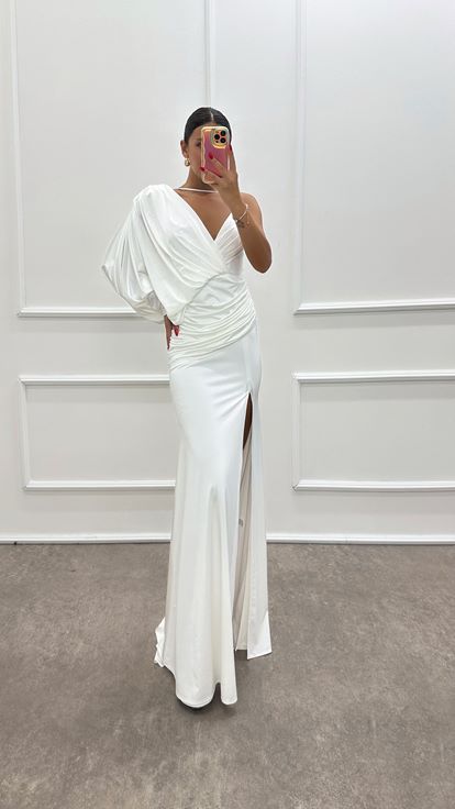 فستان أبيض بتصميم كم واحد وتفاصيل الخصر