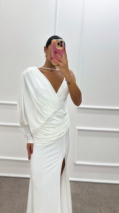 فستان أبيض بتصميم كم واحد وتفاصيل الخصر