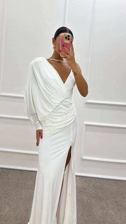 فستان أبيض بتصميم كم واحد وتفاصيل الخصر