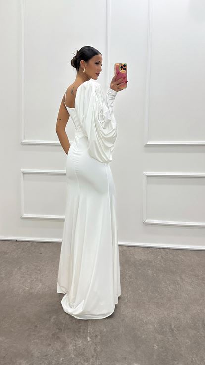 فستان أبيض بتصميم كم واحد وتفاصيل الخصر